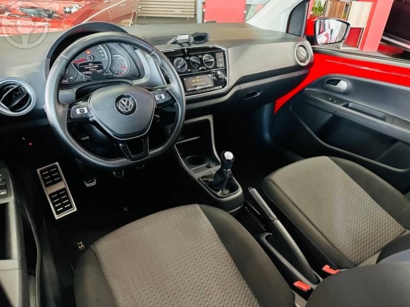 VOLKSWAGEN - UP 1.0 TSI MOVE UP 12V FLEX 4P MANUAL - 2017/2018 - VERMELHA - R$ 59.900,00